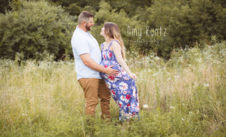 maternity pictures in a field in kansas city